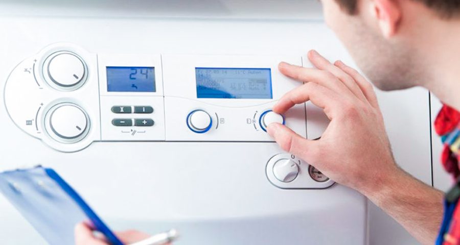 یک پکیج دیواری نصب شده روی دیوار آشپزخانه